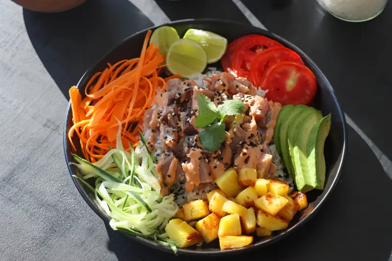 Bowl de poke con mango y aguacate del restaurante