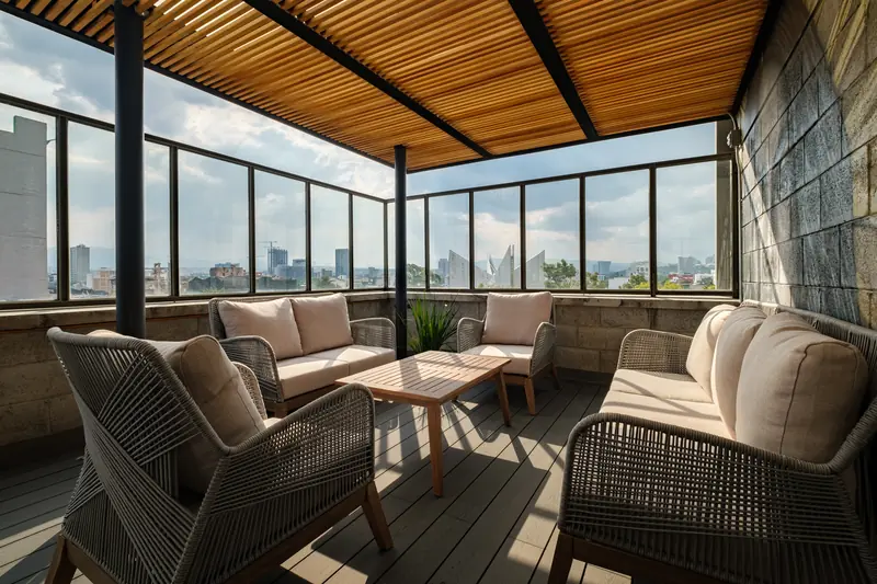 Terraza en la azotea con pérgola de madera, salas de exterior y vista a la ciudad