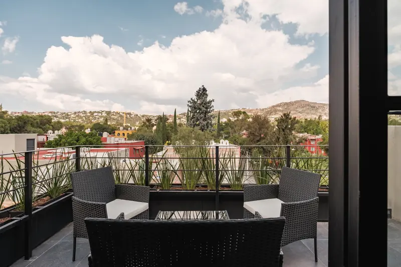 Terraza privada con sala de ratán y vista a San Miguel de Allende
